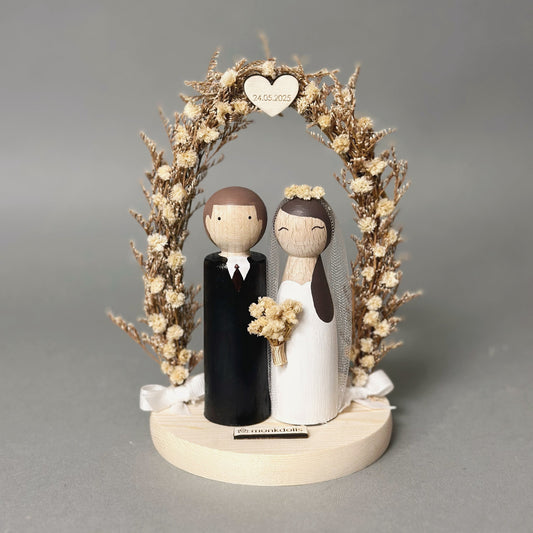 Украс за торта со младоженци и венче од суво цвеќе