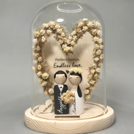 Големо стаклено ѕвоно за младоженци со цветно венче во форма на срце