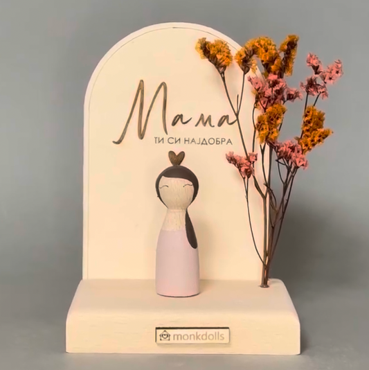 Дрвена подлога со фигура и суво цвеќе